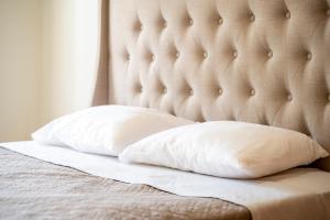 En eller flere senge i et værelse på Seascape in Kos Central + 14 billeder