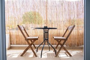 two chairs and a table with a table and two chairs at Seascape in Kos Central in Ampavris