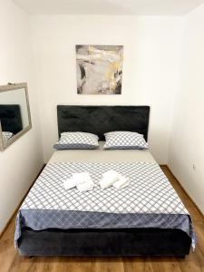 カシュテラにあるRonia apartmentのベッドルーム1室(ベッド1台、タオル2枚付)