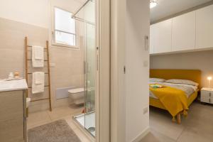 sypialnia z łóżkiem i łazienką w obiekcie Luxury Sofia Home Alghero w mieście Alghero