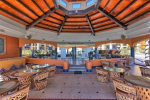 Un restaurante con mesas y sillas en una sala. en Princesa A101 Fresh Remodel, Directly on the Beach, en Puerto Peñasco