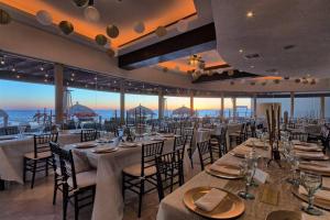 Un restaurante con mesas y sillas y vista al mar. en Sonoran Sky 203 Spacious Elegant Beauty, en Puerto Peñasco