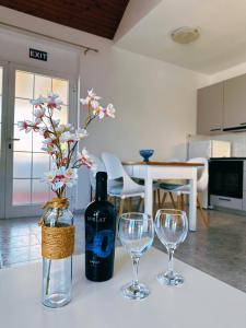 una botella de vino y dos copas de vino en una mesa en Apartment in Murter with sea view, terrace, air conditioning, Wifi 5026-2, en Murter