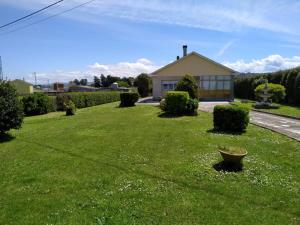 a yard with a house in the background at Villa Sara in Ribadeo