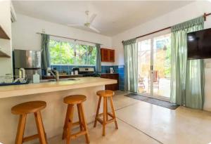 Una cocina o cocineta en Kai Villa 28 fotos más