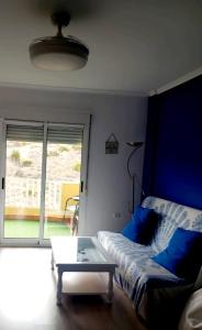 - un salon avec un canapé et une table basse dans l'établissement Cabo de Palos apartamento vacacional, à Cap de Palos