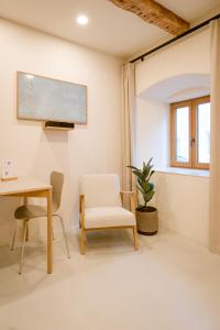 Cette chambre dispose d'une table, d'une chaise et d'un bureau. dans l'établissement Studio Nummer Zwei, à Windischeschenbach