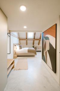 - une chambre avec un lit et une grande peinture murale dans l'établissement Studio Nummer Zwei, à Windischeschenbach