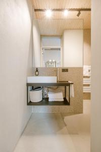 La salle de bains est pourvue d'un lavabo et d'un miroir. dans l'établissement Studio Nummer Zwei, à Windischeschenbach