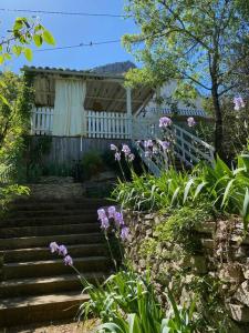 una rampa di scale con recinzione bianca e fiori di L’escapade, coeur de la nature a Saint-Hippolyte-du-Fort