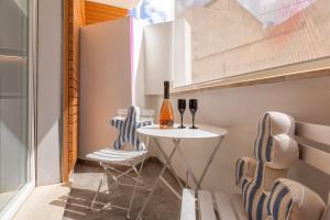 małą jadalnię ze stołem i krzesłami w obiekcie Luxury Sofia Home Alghero w mieście Alghero