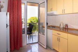 Kuchyň nebo kuchyňský kout v ubytování Apartmani Tona + 33 fotografií