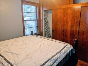 - une chambre avec un lit, une fenêtre et une commode dans l'établissement Cozy 2 BR House in Davenport, à Davenport