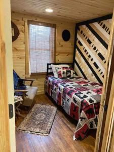 Katil atau katil-katil dalam bilik di 2 Bed 1 Bath Quiet Cabin Outskirts of Davenport