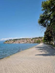 une passerelle à côté d'une masse d'eau dans l'établissement Luxurious 1BR Apartment with Elevator Near Lake Ohrid, à Ohrid