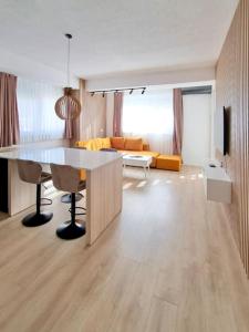 - un salon avec une table et un canapé dans l'établissement Luxurious 1BR Apartment with Elevator Near Lake Ohrid, à Ohrid