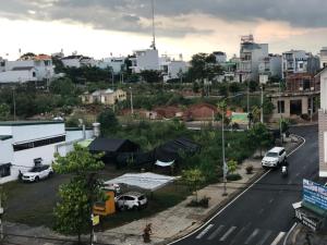 een uitzicht op een stad met auto's op straat bij Kiều Thủy Hotel in Bao Loc