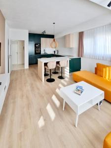 - un salon avec un canapé et une table dans l'établissement Luxurious 1BR Apartment with Elevator Near Lake Ohrid, à Ohrid