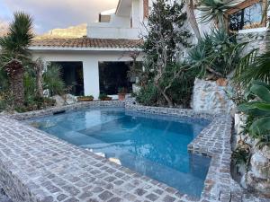 uma piscina em frente a uma casa em Villa Il Cappero em San Vito lo Capo