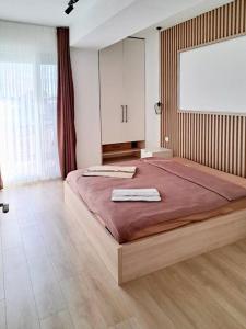 ein Schlafzimmer mit einem großen Bett in einem Zimmer in der Unterkunft Luxurious 1BR Apartment with Elevator Near Lake Ohrid in Ohrid