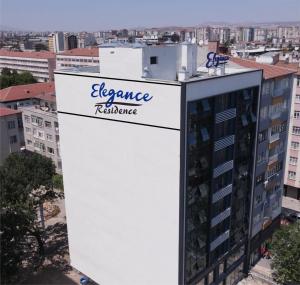 Un bâtiment avec un panneau en haut dans l'établissement ELEGANCE SİRİUS, à Kayseri