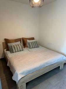 Posteľ alebo postele v izbe v ubytovaní Byt apartman 73m2 Klid příroda Parking FREE + 15 fotografií