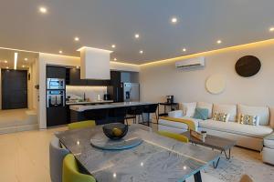 une cuisine et un salon avec une table et des chaises dans l'établissement New! Fluvial Casa con Alberca, à Bucerías