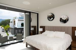 une chambre avec un grand lit blanc et un balcon dans l'établissement New! Fluvial Casa con Alberca, à Bucerías 21 autres photos