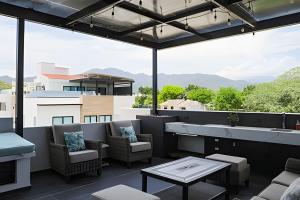un patio avec chaises et tables et une vue sur les montagnes dans l'établissement New! Fluvial Casa con Alberca, à Bucerías