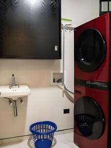 une petite cuisine avec un évier et un micro-ondes dans l'établissement New! Fluvial Casa con Alberca, à Bucerías