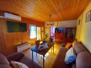 een woonkamer met een bank en een tafel bij Etno House Mira in Virpazar