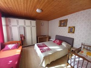 sypialnia z 2 łóżkami w pokoju w obiekcie Etno House Mira w mieście Virpazar