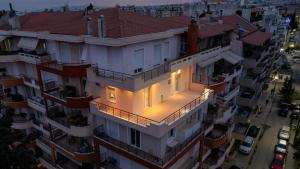 una vista aérea de un edificio con luces encendidas en Sunrise Haven Suite en Xanthi