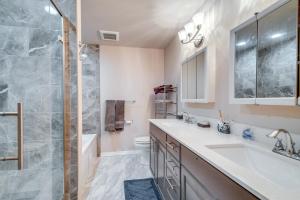 Ένα μπάνιο στο Ocean Shores Retreat with Fire Pit - Walk to Beach! +24 φωτογραφίες
