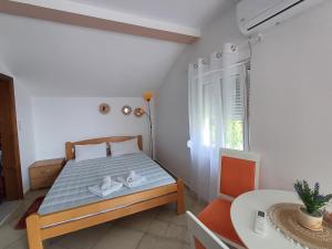 um quarto com uma cama com toalhas em Apartments Papan em Petrovac na Moru