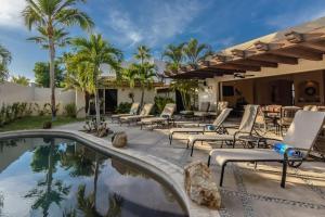 een patio met ligstoelen en een zwembad bij Chris Casa del Sol San José del Cabo, 5 Bedroom Private Pool and Spa in San José del Cabo