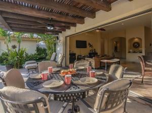 un soggiorno con tavolo e sedie di Tooker Casa del Sol San José del Cabo, 5 Bedroom Private Pool and Spa a San José del Cabo