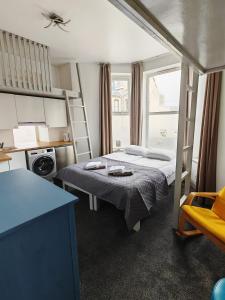 - une petite chambre avec un lit et une fenêtre dans l'établissement Town Lodge, à Newquay