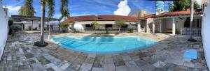 uma piscina em frente a uma casa em Casa ampla e aconchegante em Santarém