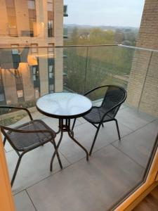 uma mesa e duas cadeiras numa varanda em Reliance Apartment em Harlow