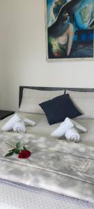 Una cama con toallas y una rosa. en Aurora appartamento, intero appartamento di 105 mq, en Terni
