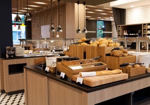 uma padaria com um monte de diferentes tipos de pão em Holiday Inn Express - Düsseldorf Airport em Dusseldorf