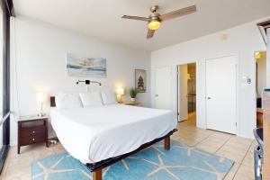 Un dormitorio con una cama blanca y un ventilador de techo. en Sunchase IV #907, en South Padre Island 26 fotos más