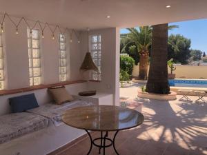 uma sala de estar com um sofá e uma mesa em Casa sobre el Mar, a beautiful Oasis 1000m from beach em Calpe