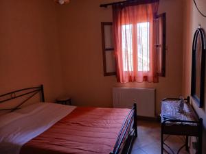 Ένα ή περισσότερα κρεβάτια σε δωμάτιο στο Avgonima Family's Rooms Grandfather Michalis2