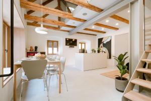 a kitchen and dining room with a table and chairs at Studio Nummer Zwei in Windischeschenbach