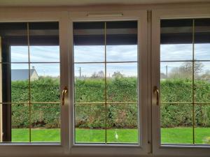 een raam met vier uitzicht op een veld bij Vaucelles city in Vaucelles