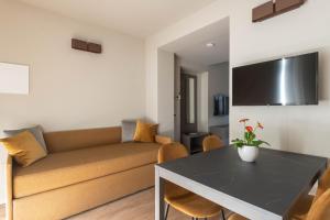 TV a/nebo společenská místnost v ubytování Villa Lucrezia - Appartamenti vista Langhe -