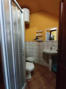 een badkamer met 2 toiletten en een wastafel bij Affittacamere La Cartiera in Palazzo Adriano