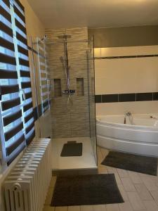 e bagno con doccia, vasca e servizi igienici. di maison de maitre a Fleury-sur-Andelle Altre 36 foto